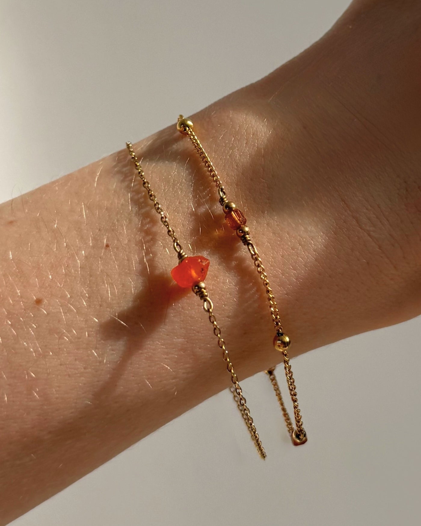 Sahara | Gouden armband met ruwe Carneool | Stainless steel