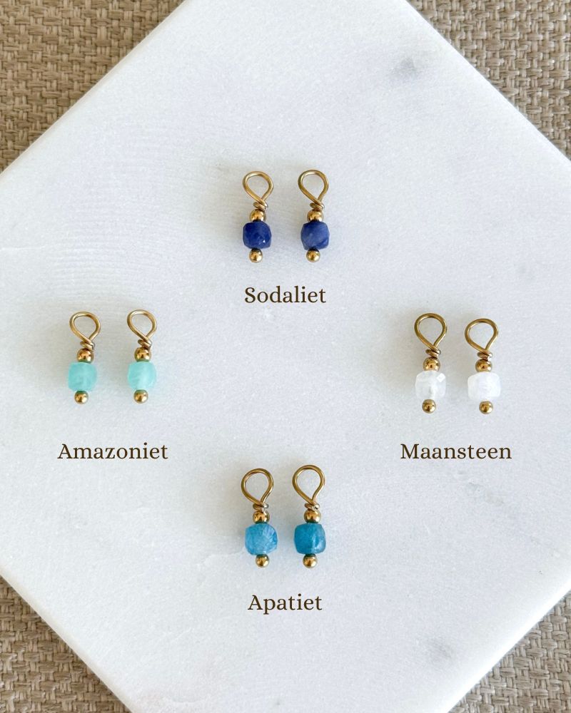 blauwe hangers oorbellen stenen maansteen amazoniet