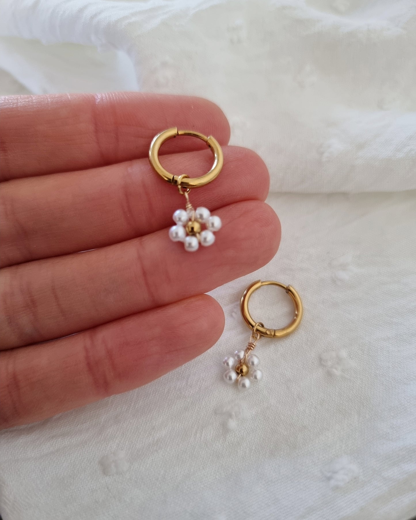 Daisy | Gouden oorbellen met madelief hangertjes | Stainless steel
