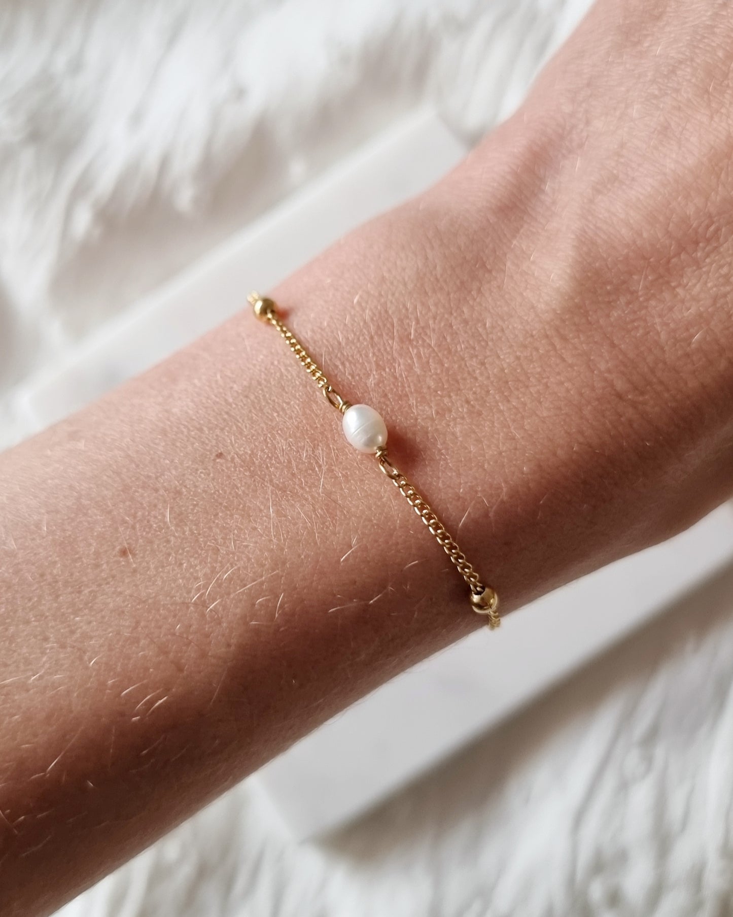 Oona | Gouden stainless steel armband | Peridoot, lapis lazuli of parel