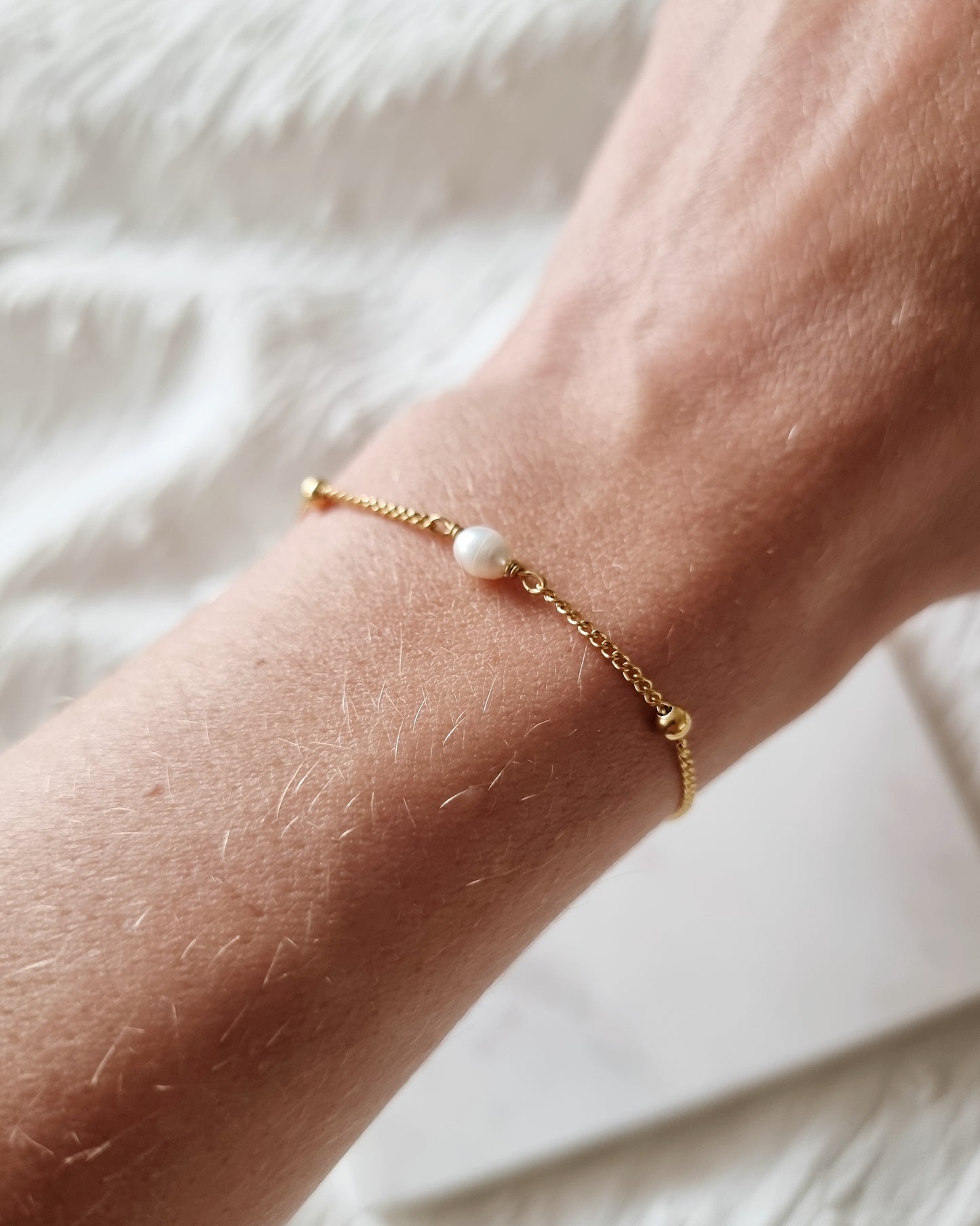 Oona | Gouden stainless steel armband | Peridoot, lapis lazuli of parel