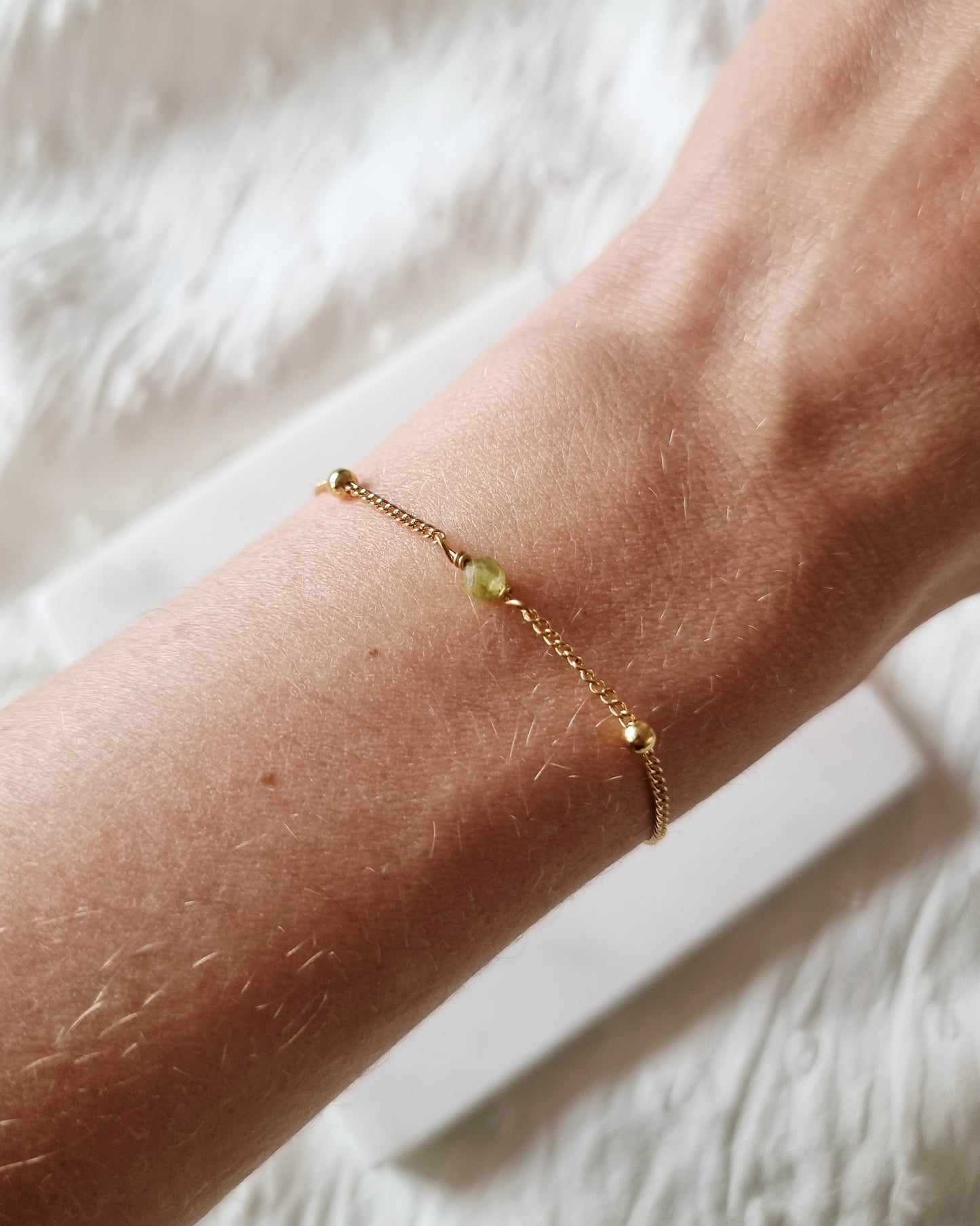 Oona | Gouden stainless steel armband | Peridoot, lapis lazuli of parel