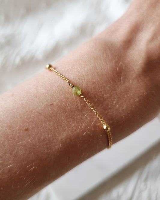 Oona | Gouden stainless steel armband | Peridoot, lapis lazuli of parel