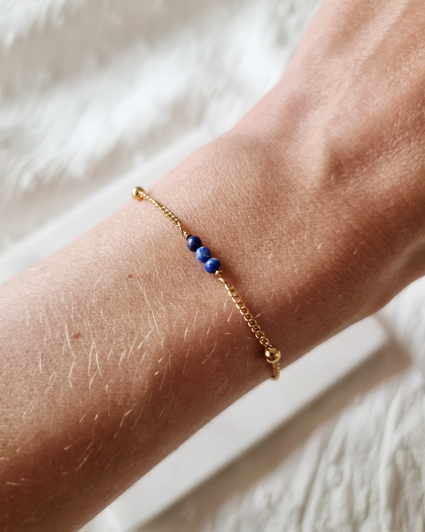 Oona | Gouden stainless steel armband | Peridoot, lapis lazuli of parel