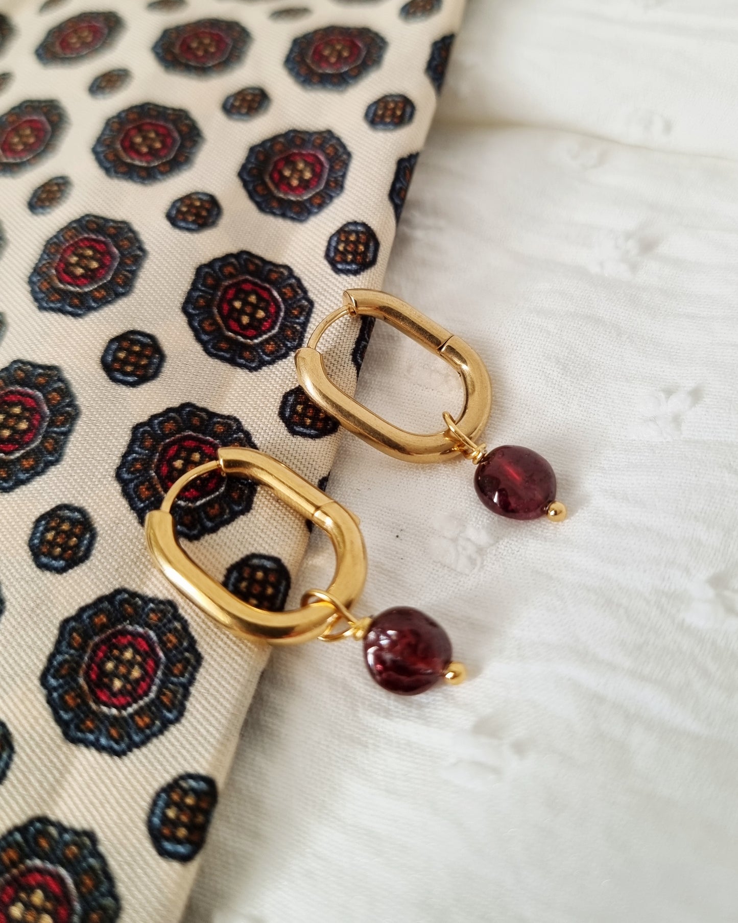 Gabrielle | Gouden oorbellen met Granaatsteen | Stainless steel