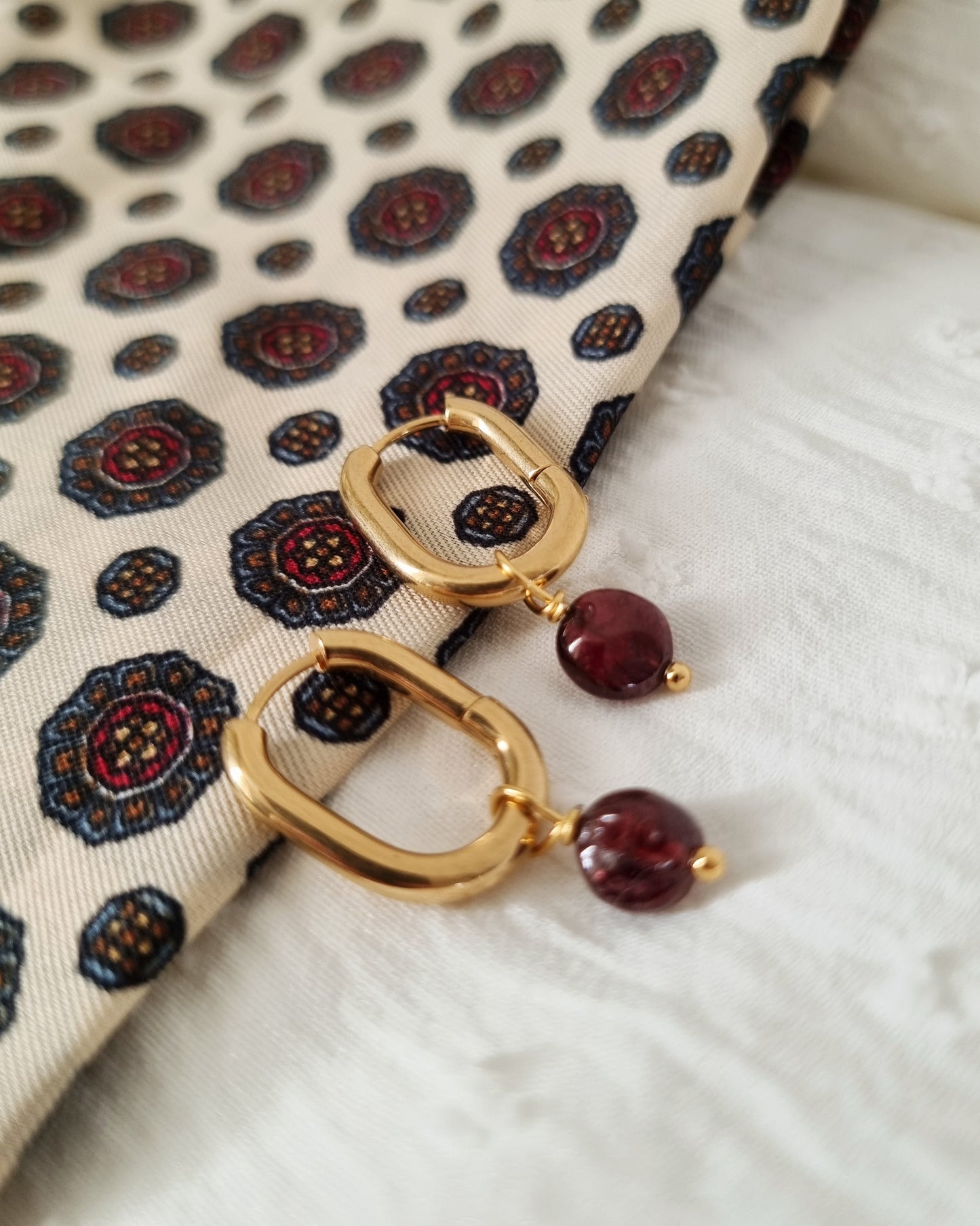 Gabrielle | Gouden oorbellen met Granaatsteen | Stainless steel