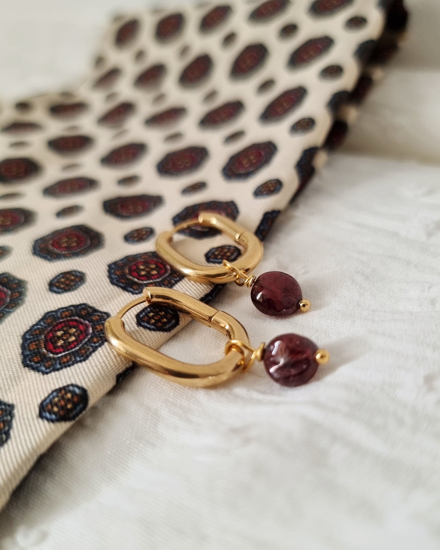 Gabrielle | Gouden oorbellen met Granaatsteen | Stainless steel