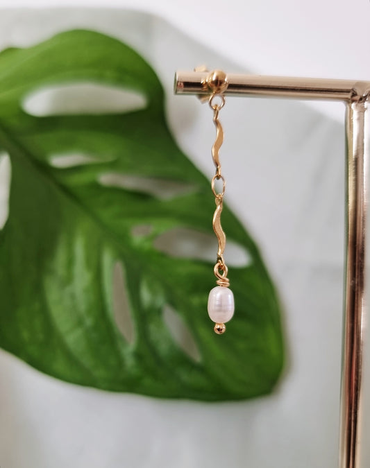 Rosy | Lange oorstekers met parel | Goud stainless steel