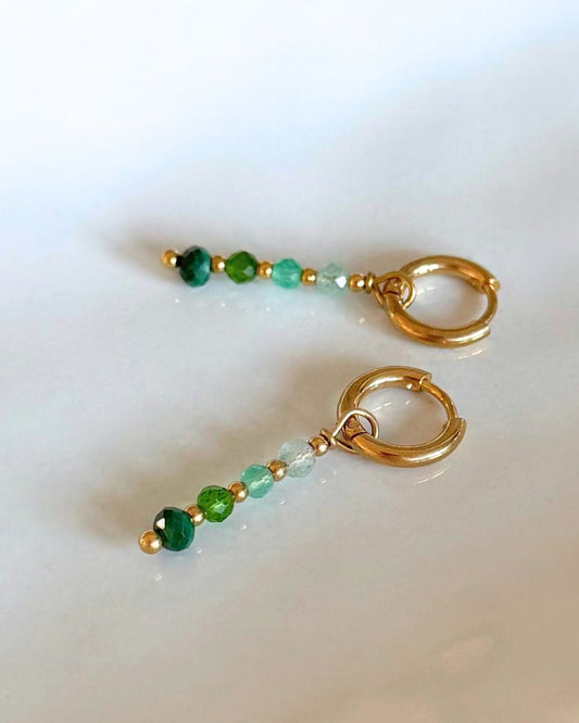 gouden oorbellen met groene edelstenen