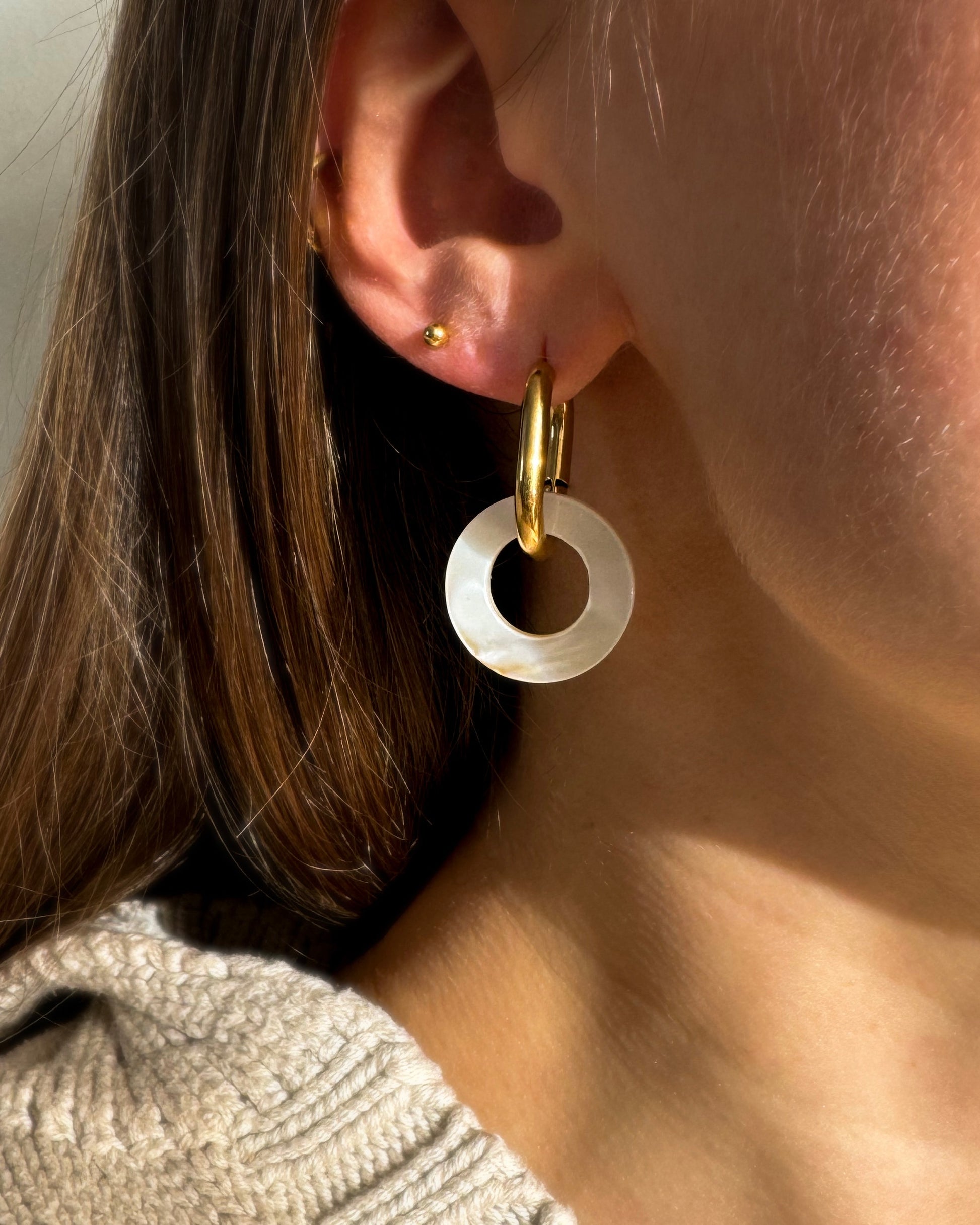 Gouden oorbellen met witte schelp hangers Waterproof