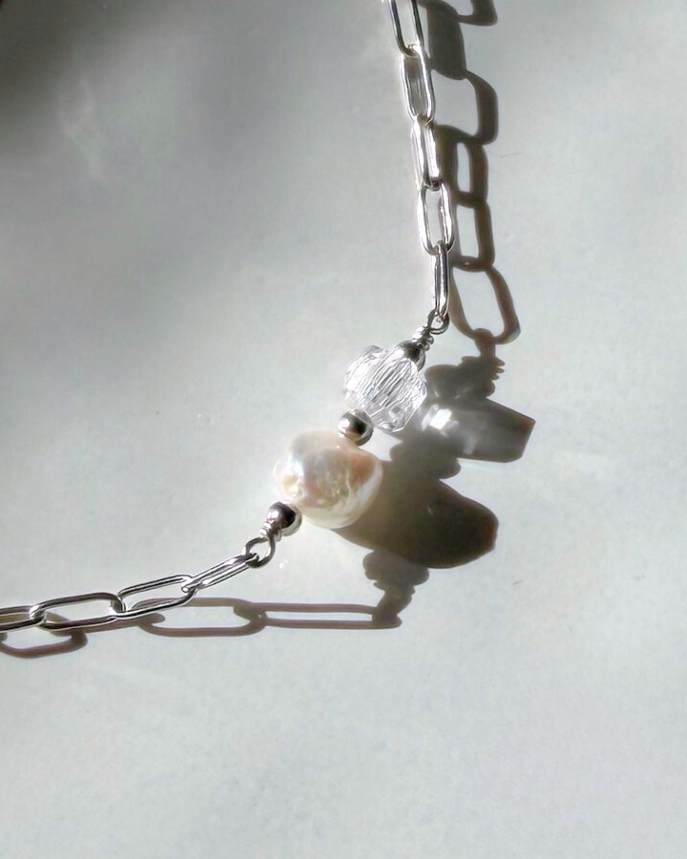 Elena | Paperclip ketting met bergkristal en parel | Zilver stainless steel