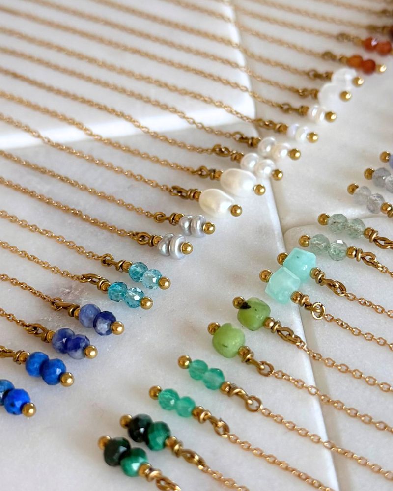 gouden threader oorbellen met edelstenen parels