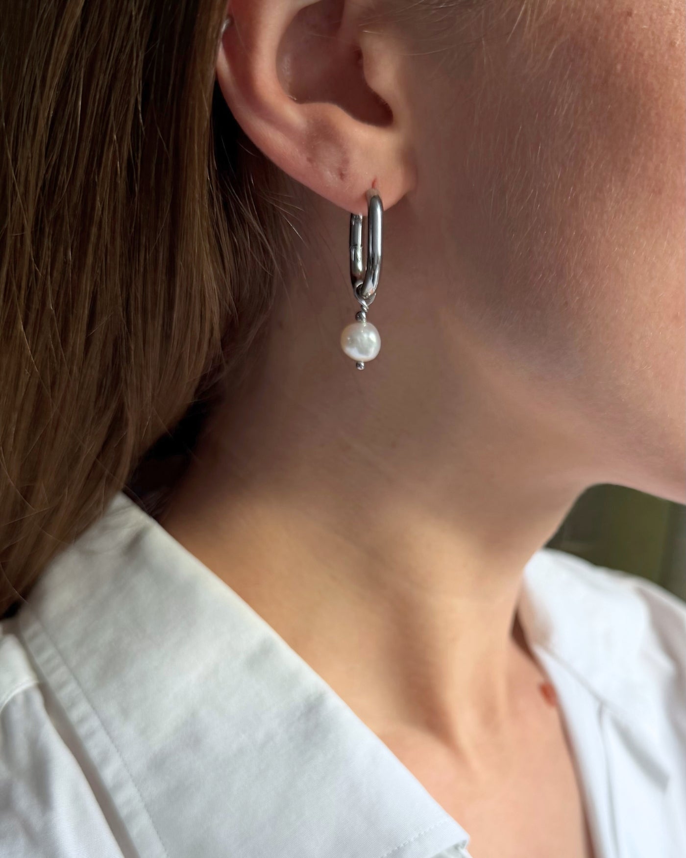 June | Oorbellen ovaal met barokparels | Zilver stainless steel