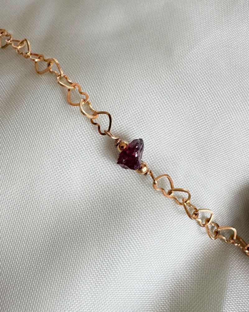 Aimée | Gouden armband met hartjes en ruwe Granaatsteen | Stainless steel