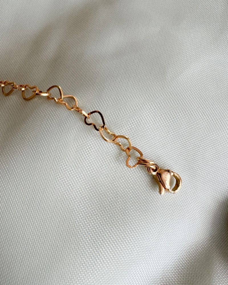 Aimée | Gouden armband met hartjes en ruwe Granaatsteen | Stainless steel
