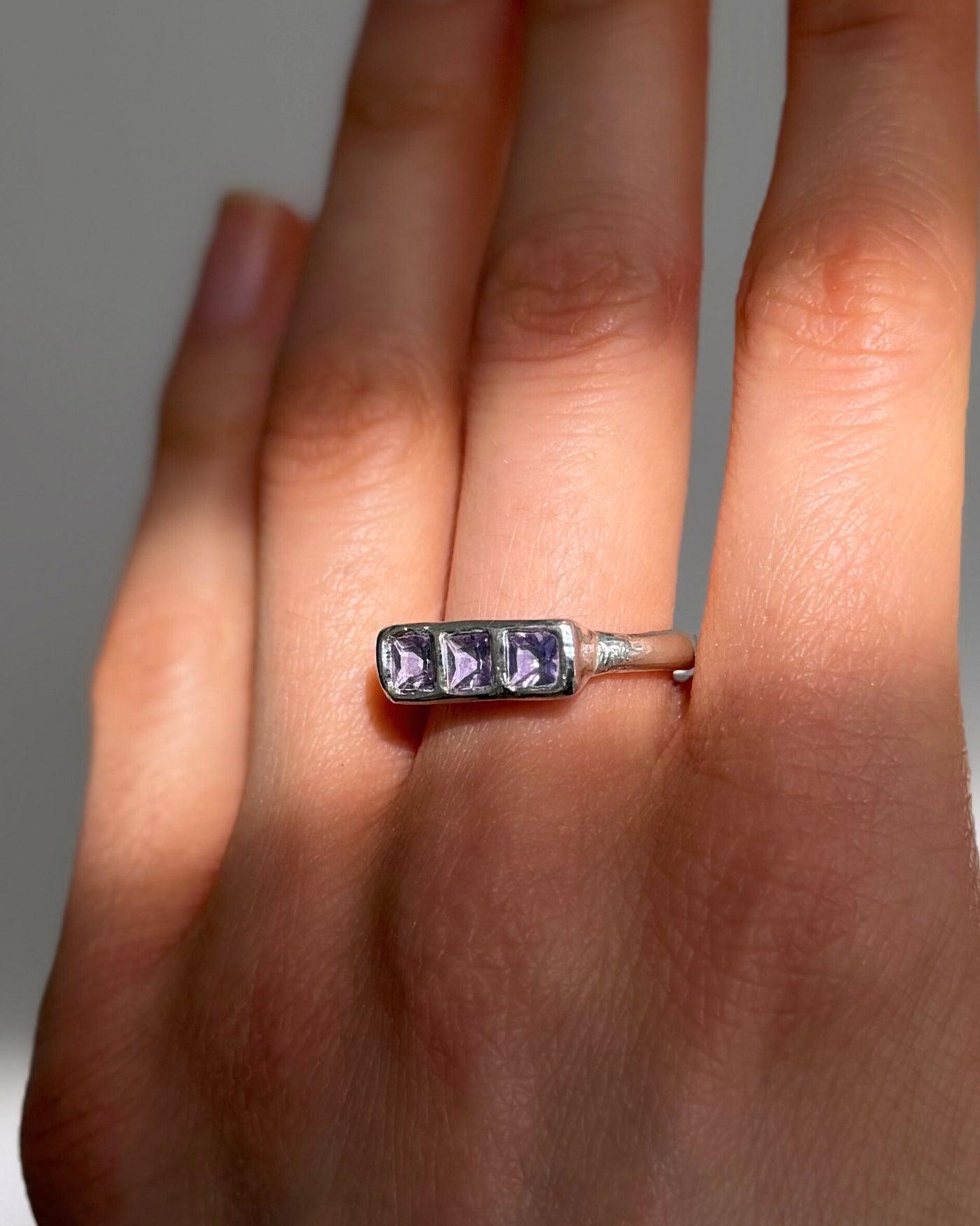 Handgemaakte ring zilver | Met paarse stenen | 'Fields of Amethyst'