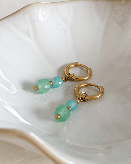 gouden oorbel groene edelsteen