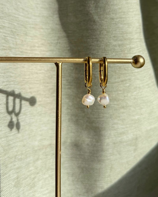 June | Oorbellen ovaal met barokparels | Goud stainless steel