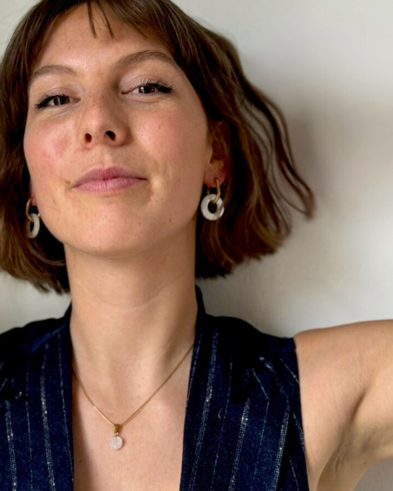 Gouden oorbellen met witte schelp hangers