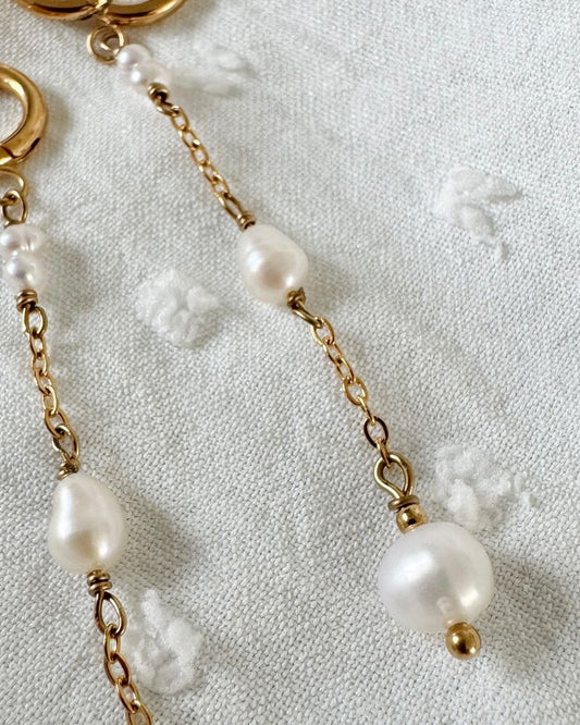 Marie | Lange gouden oorbellen met zoetwaterparels | Stainless steel