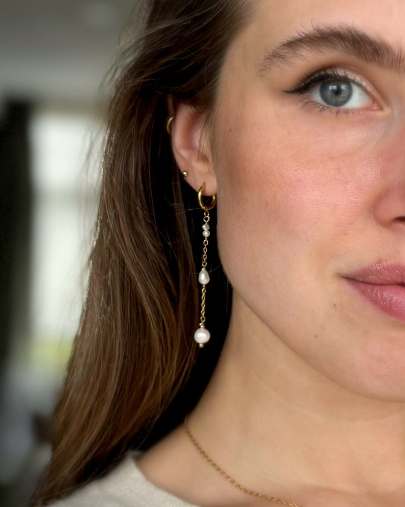 Marie | Lange gouden oorbellen met zoetwaterparels | Stainless steel