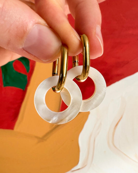 Renna | Gouden oorbellen met witte schelp hangers | Waterproof