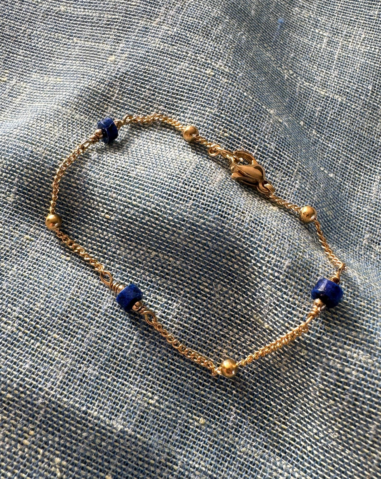 Gouden armband met Lapis lazuli