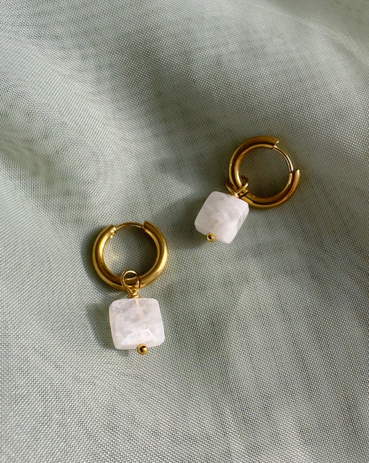 Gouden stainless steel oorbellen met vierkante Maansteen