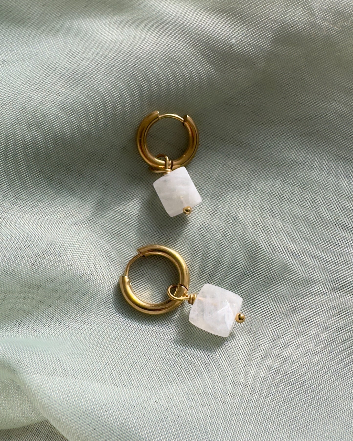 Luna | Gouden stainless steel oorbellen met vierkante Maansteen