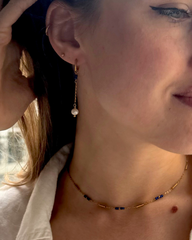 Lange oorbellen met parels en blauwe details