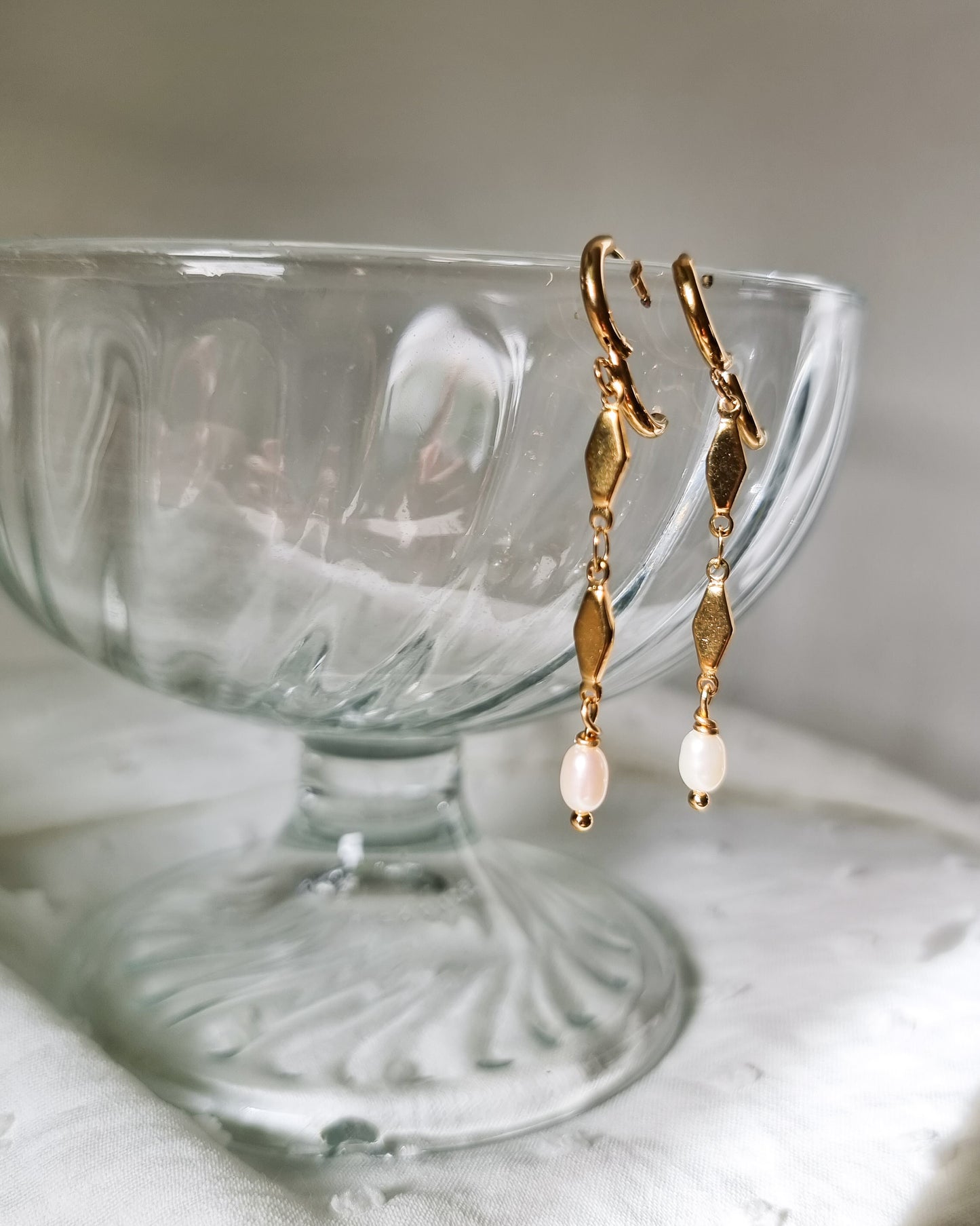 Polly | Lange, gouden oorbellen met parels of Jade | Stainless steel