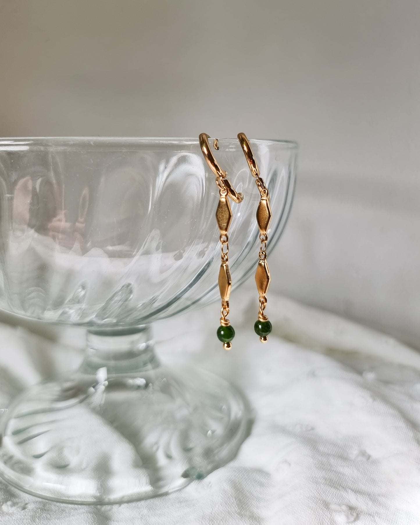 Polly | Lange, gouden oorbellen met parels of Jade | Stainless steel