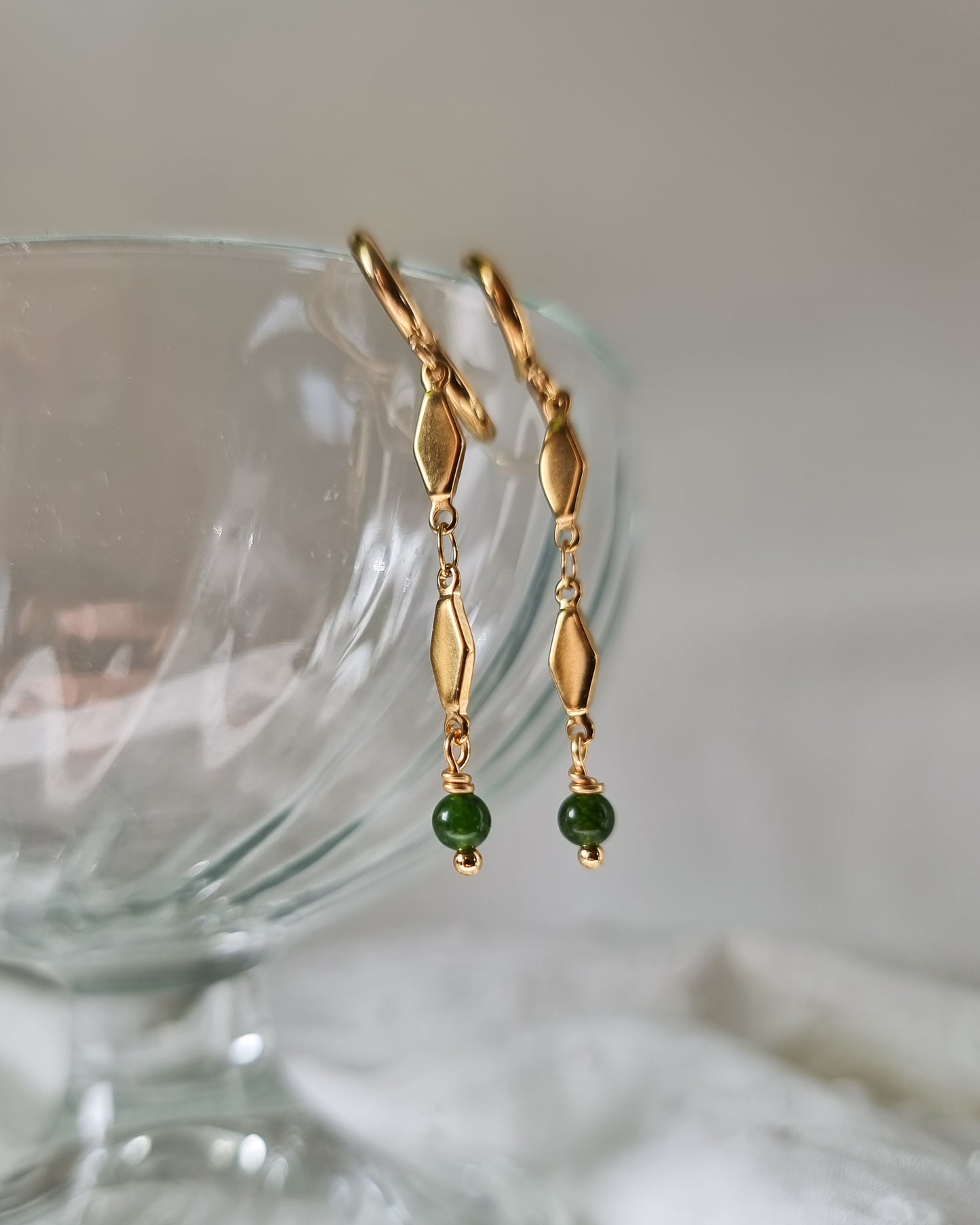 Polly | Lange, gouden oorbellen met parels of Jade | Stainless steel