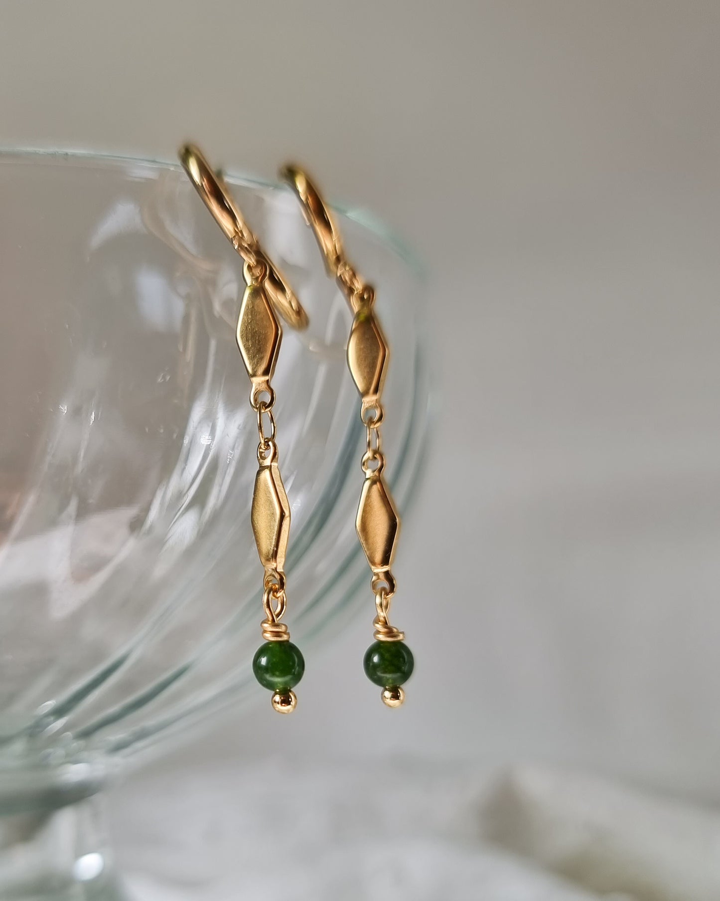 Polly | Lange, gouden oorbellen met parels of Jade | Stainless steel