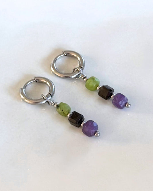 Daphne | Oorbellen met paarse, rode en groene steen | Zilver RVS