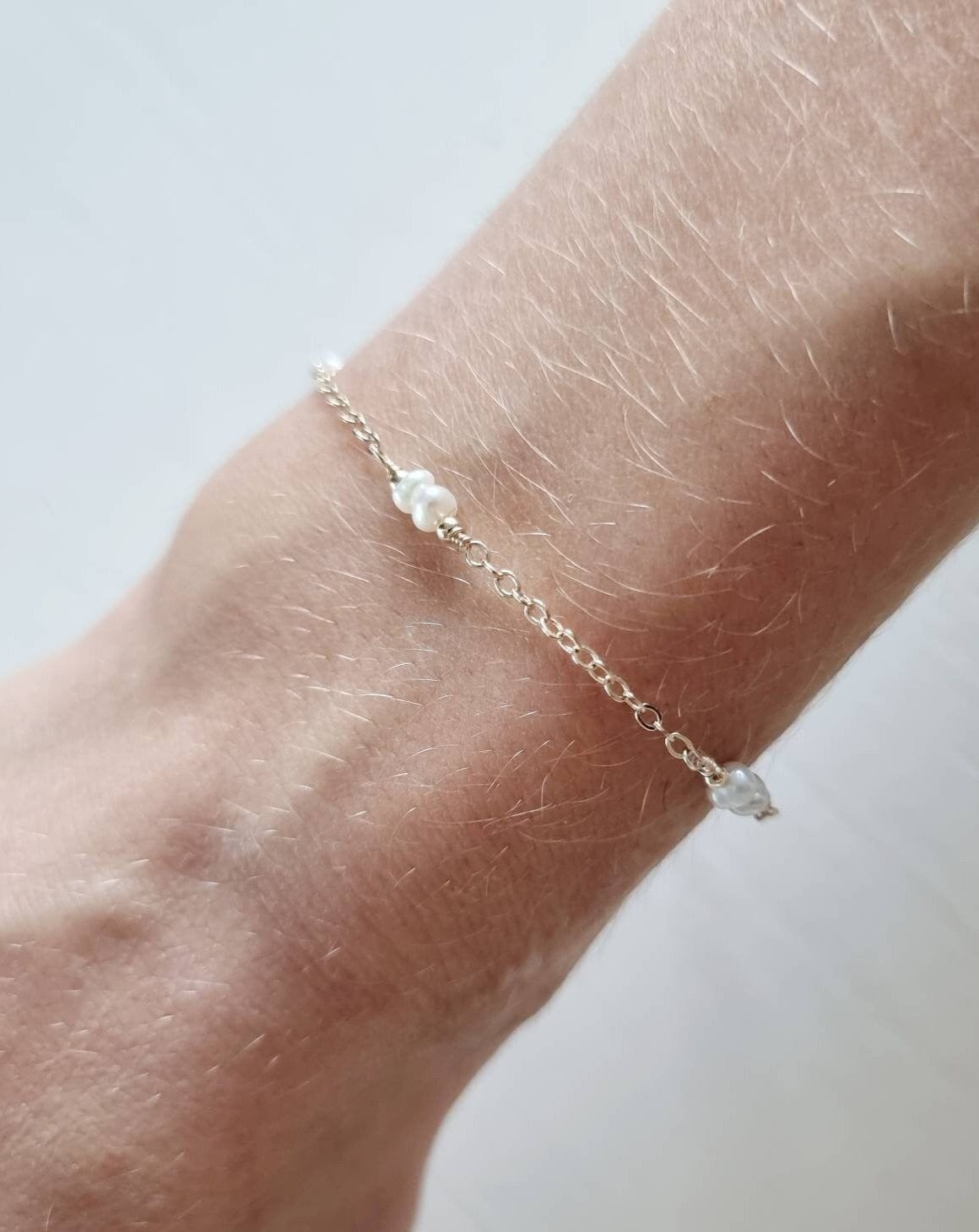 Gouden armband met kleine zoetwaterparels | 14k gold filled, gold plated of zilver