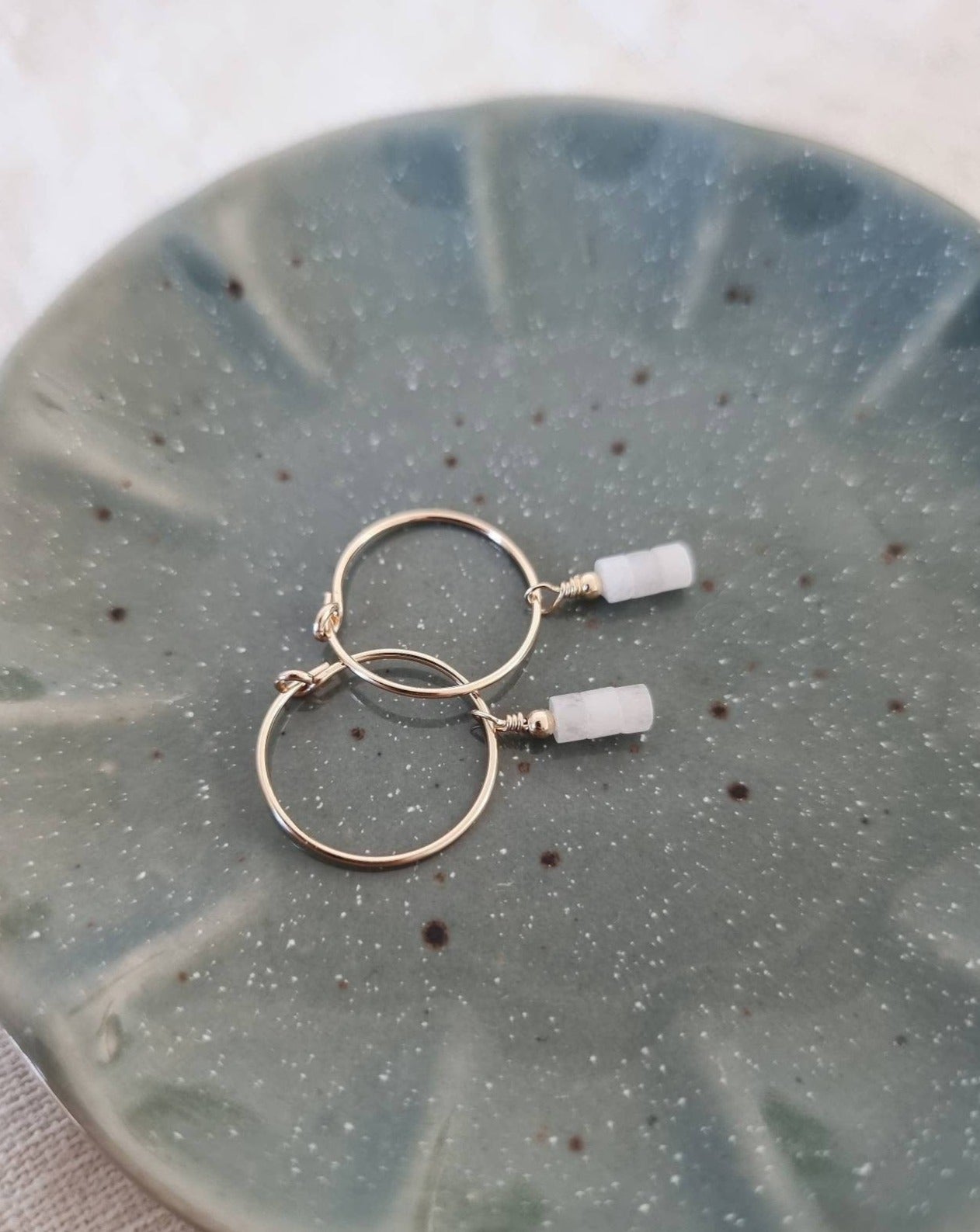 Grijp Verbinding verbroken Beschikbaar Gouden oorbellen met witte Jade hangers | 14k gold filled – Handmade  Amsterdam