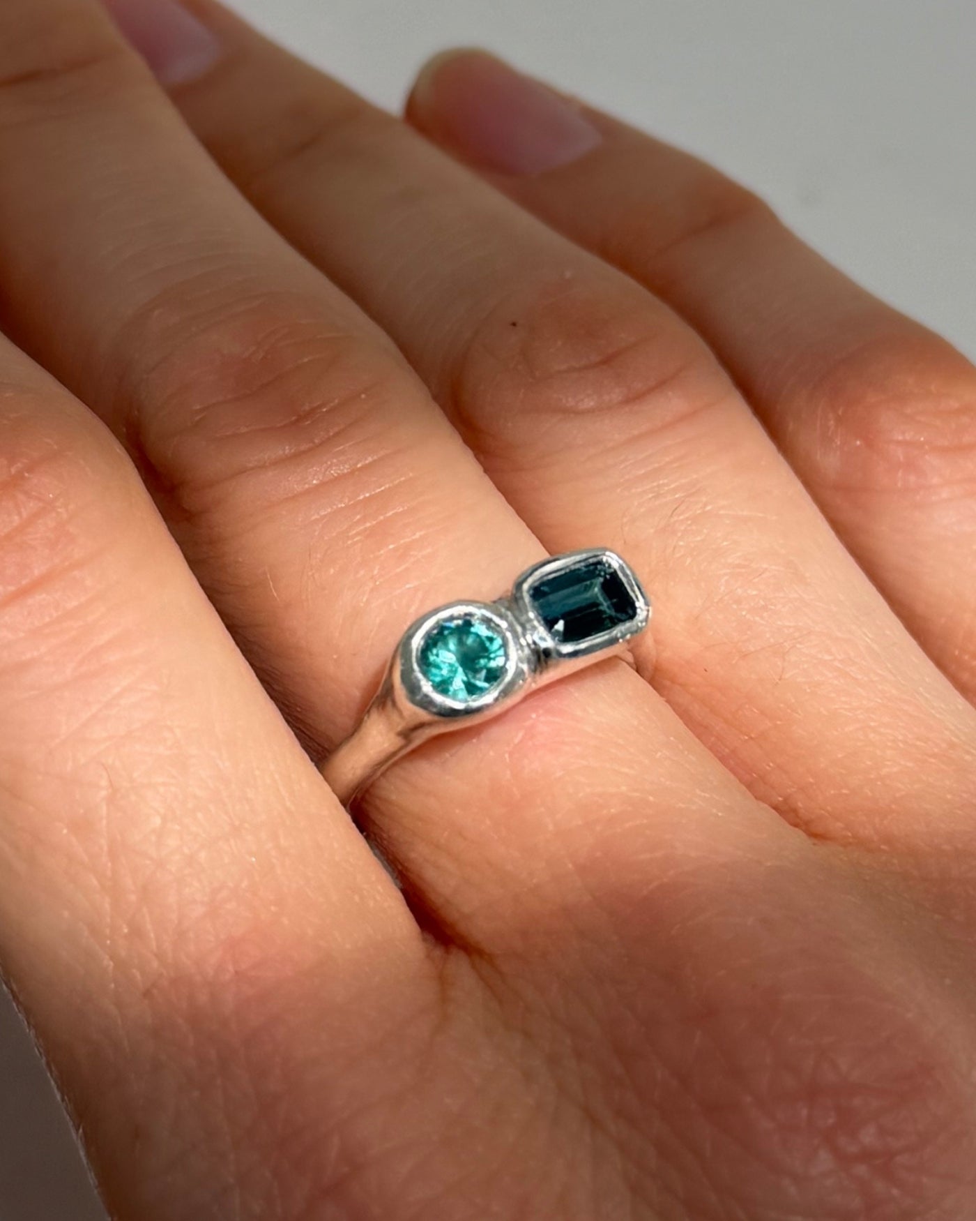 Handgemaakte zilveren ring Massief zilver blauwe stenen groenblauw