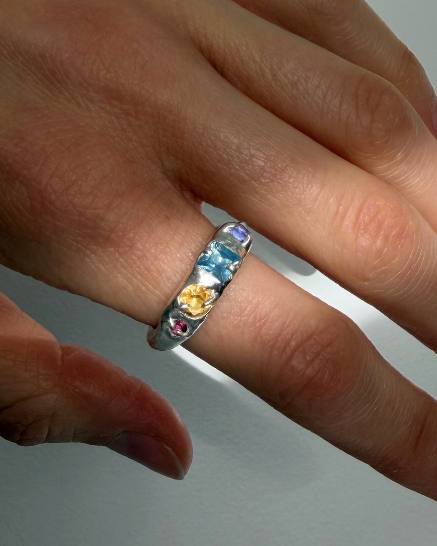 handgemaakte ring van zilverklei en stenen