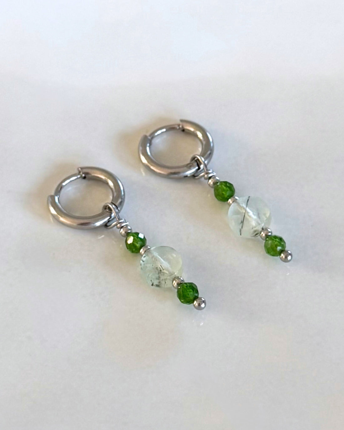 Oorbellen met groene hangers | Zilver stainless steel