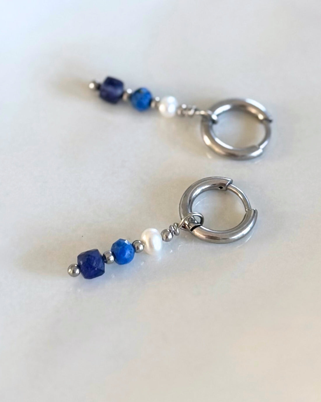 zilveren oorbellen met blauwe hangers zilver stainless steel