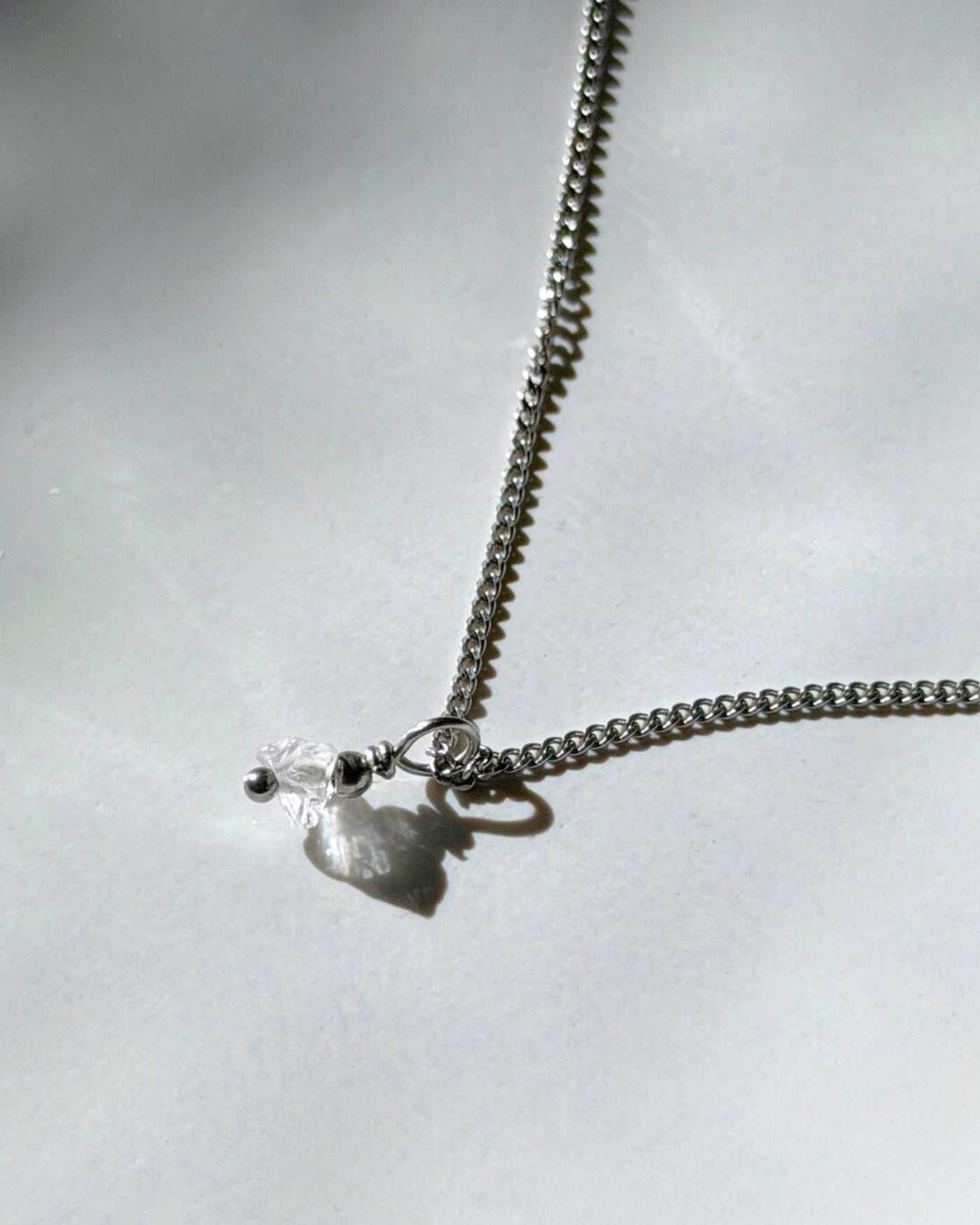 handgemaakte zilveren ketting met ruwe bergkristal