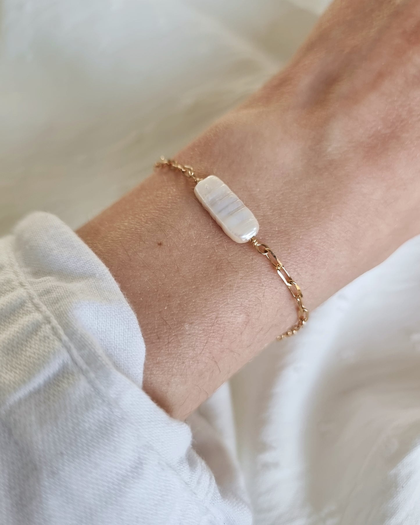 Quiney | Gouden armband met rechthoekige parel | 14k gold filled