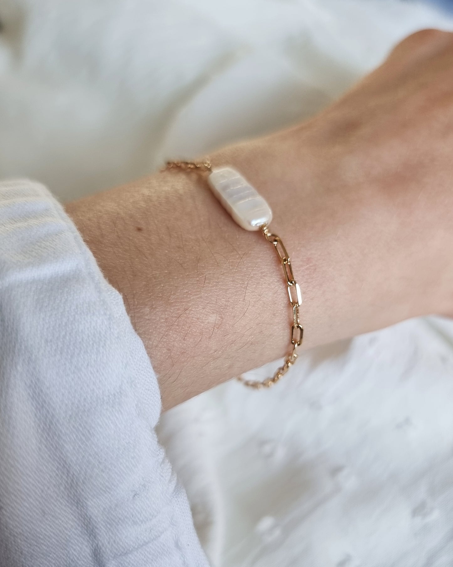 Quiney | Gouden armband met rechthoekige parel | 14k gold filled