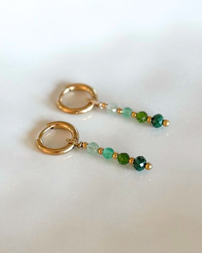 handgemaakte gouden oorbellen met edelstenen