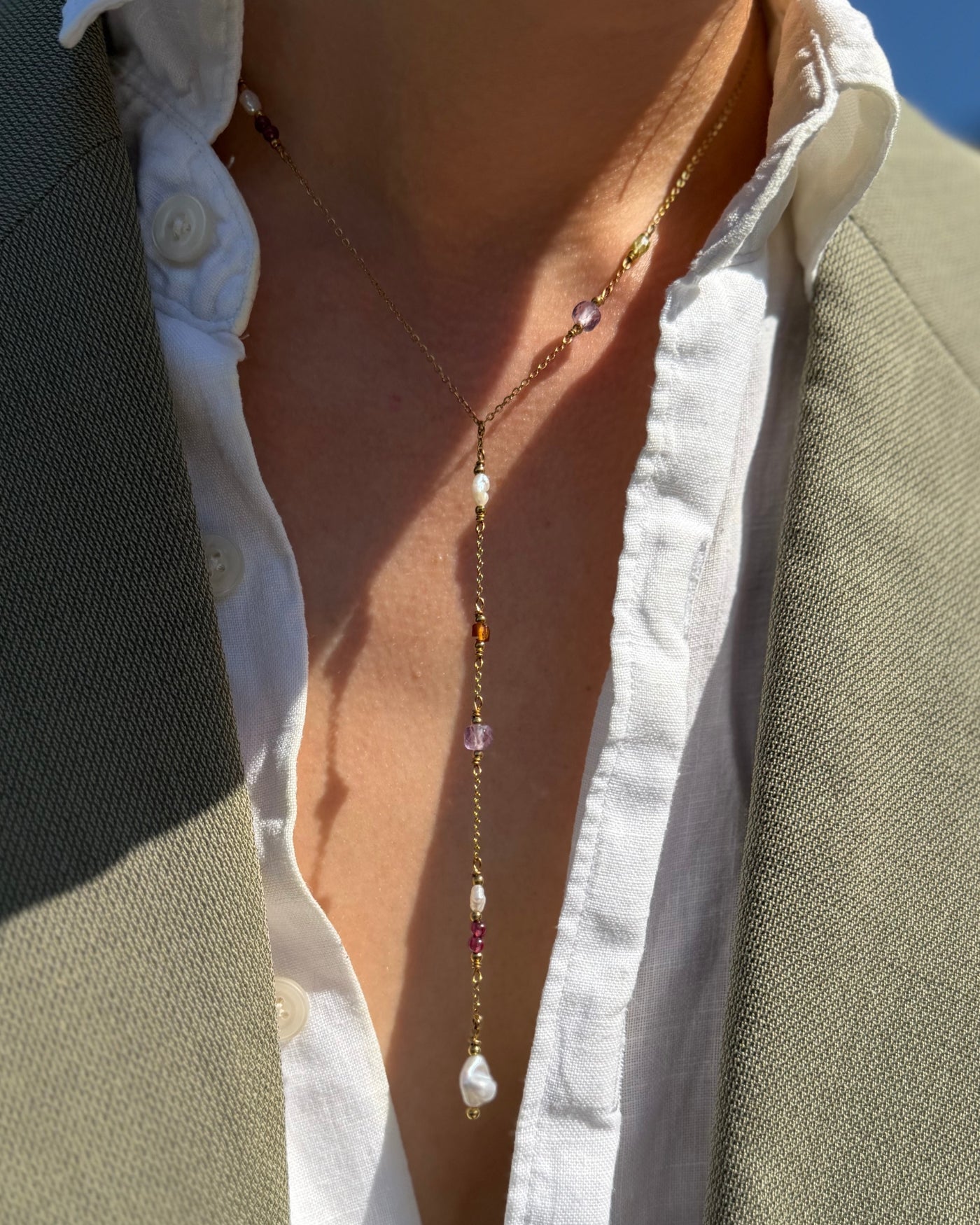 y ketting met parels en edelstenen