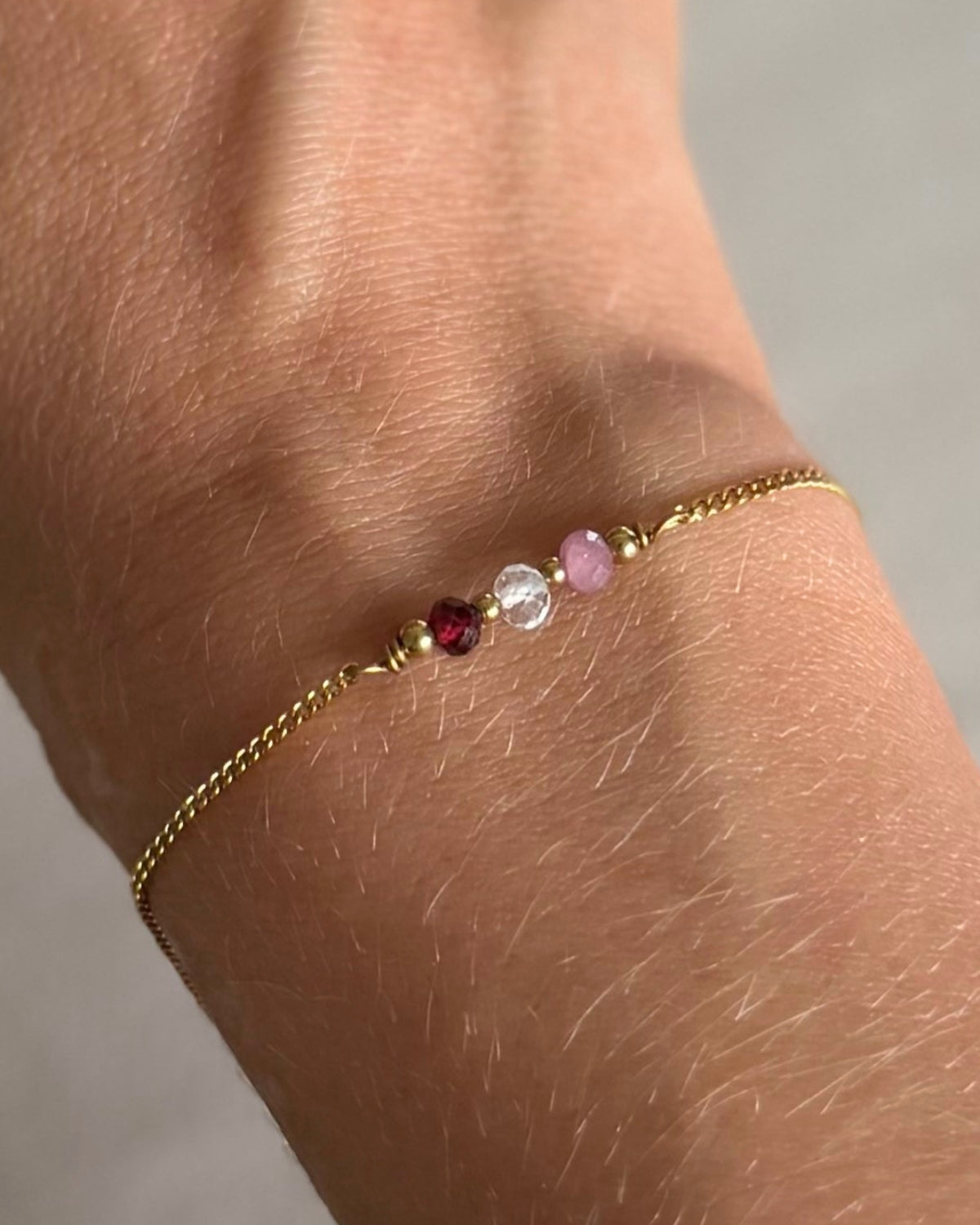 armband met 3 geboortestenen goud