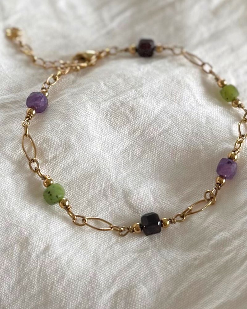 armbandje met gekleurde stenen