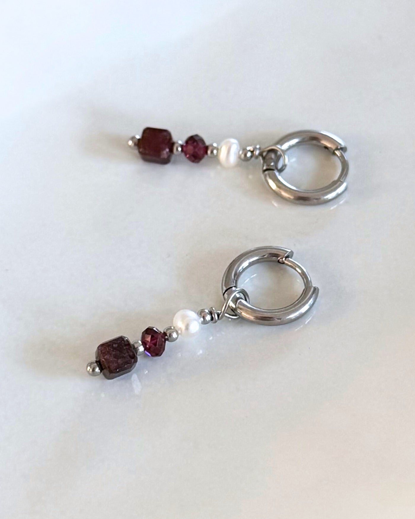 oorbellen met zoetwaterparels & granaatsteen | Zilver stainless steel