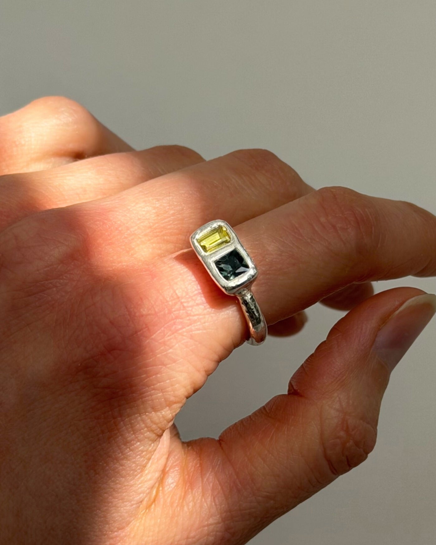 handgemaakte zilveren ring met groene stenen